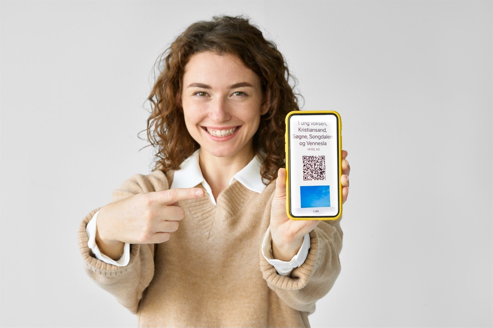 Kunde som  viser mobilbillett kontroll